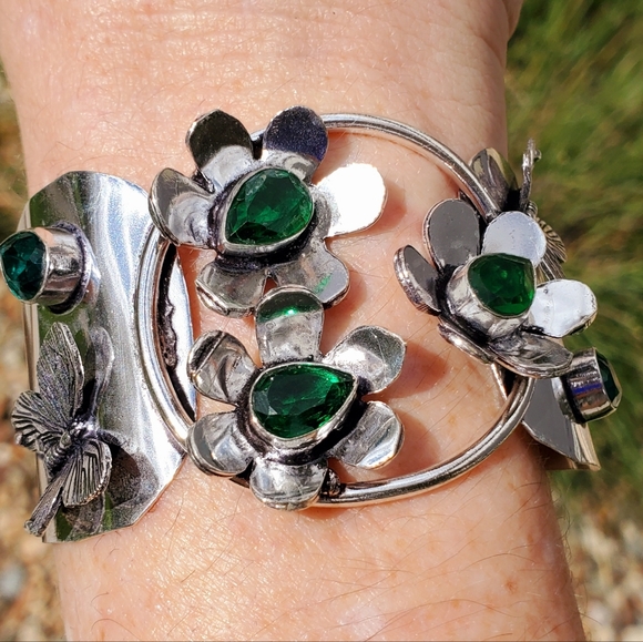 New Unique Peridot Butterflies and Flowers Silver Cuff Bracelet. - Picture 7 of 16